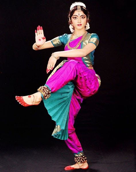 Bharatanatyam Costume, Indian Classical Dancer, Bharatanatyam Poses, Dance Of India, Dance Pose, Belly Dancing Classes, Indian Classical Dance, Jitterbug, World Dance