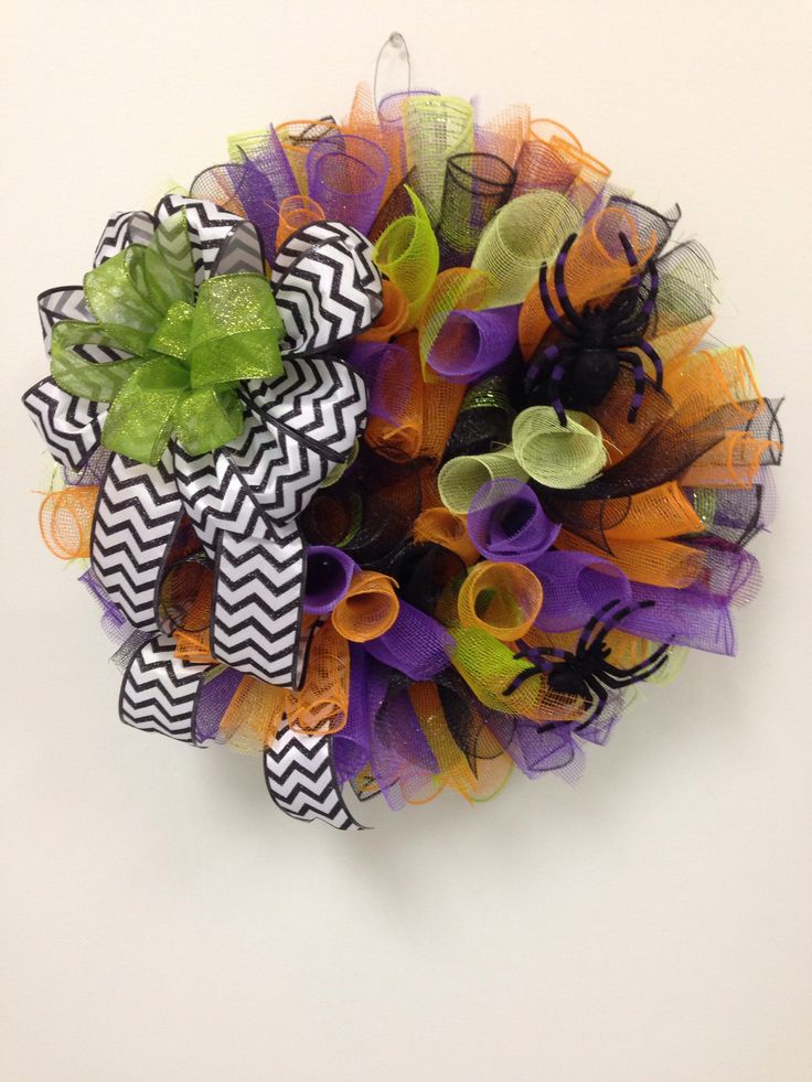 Halloween wreath Chevron Spiders | Wreaths, Halloween wreath, Crafts