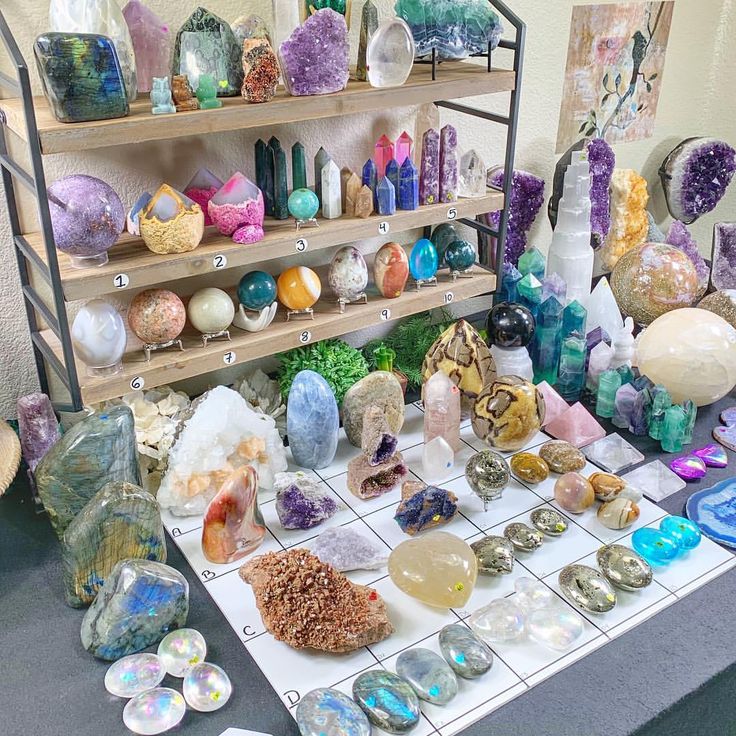 🙀I just put my entire store on sale!🔮 That's right, every.single.crystal. is on a big juicy discount! ☝🏻You can visit my Etsy shop by going… Small Crystal Display, Crystal Display Ideas Decor, Crystal Display Ideas, Crystal Ideas, Bedroom Plants Decor, Crystal Room Decor, Crystal Room, Crystal Vibes, Crystal Aesthetic