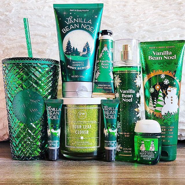 Christmas Skincare, Bath And Body Works Sets, Bath Body Works Christmas, Christmas Aesthetic Bath And Body Works, Christmas Makeup Collection, Bath And Body Works Holiday, Bath And Body Works Sets Christmas, Bath & Body Cheistmas Candlea, Aesthetic Bath