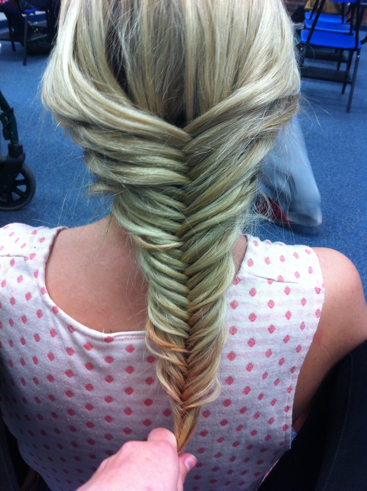 Fishtail braid Buisness Hairstyles, Fishbone Hairstyle, Fish Braid, Fish Tail Side Braid, Fishtail Hairstyles, Fishtail Braid Hairstyles, Hairstyle Youtube, Plaits Hairstyles, Braids Hairstyles Pictures