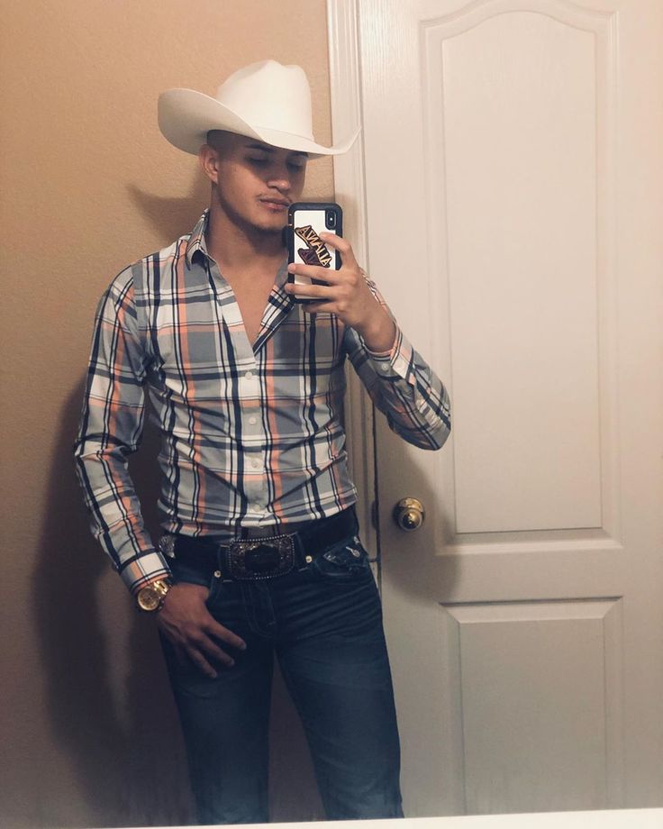 See yall tonight forth worth 🙏😁 Vaquero Outfit Mexican Men, Mexican Cowboys, Takuache Outfits Guys, Cowboy Outfit For Men, Cowboy Outfit, Mexican Boys, Mexican Men, Mexican Outfit