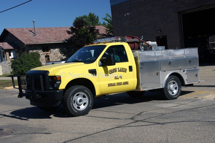 a yellow truck parked in front of a building