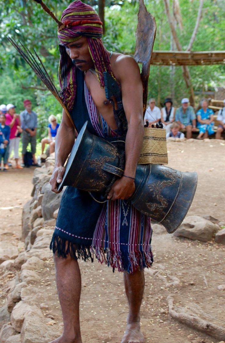 East Timor Textile, Indonesia East Timor People, Boys Wearing Skirts, Tenun Ikat, East Timor, Asian Countries, Timor Leste, Southeast Asian, South Asian, Historical Fashion