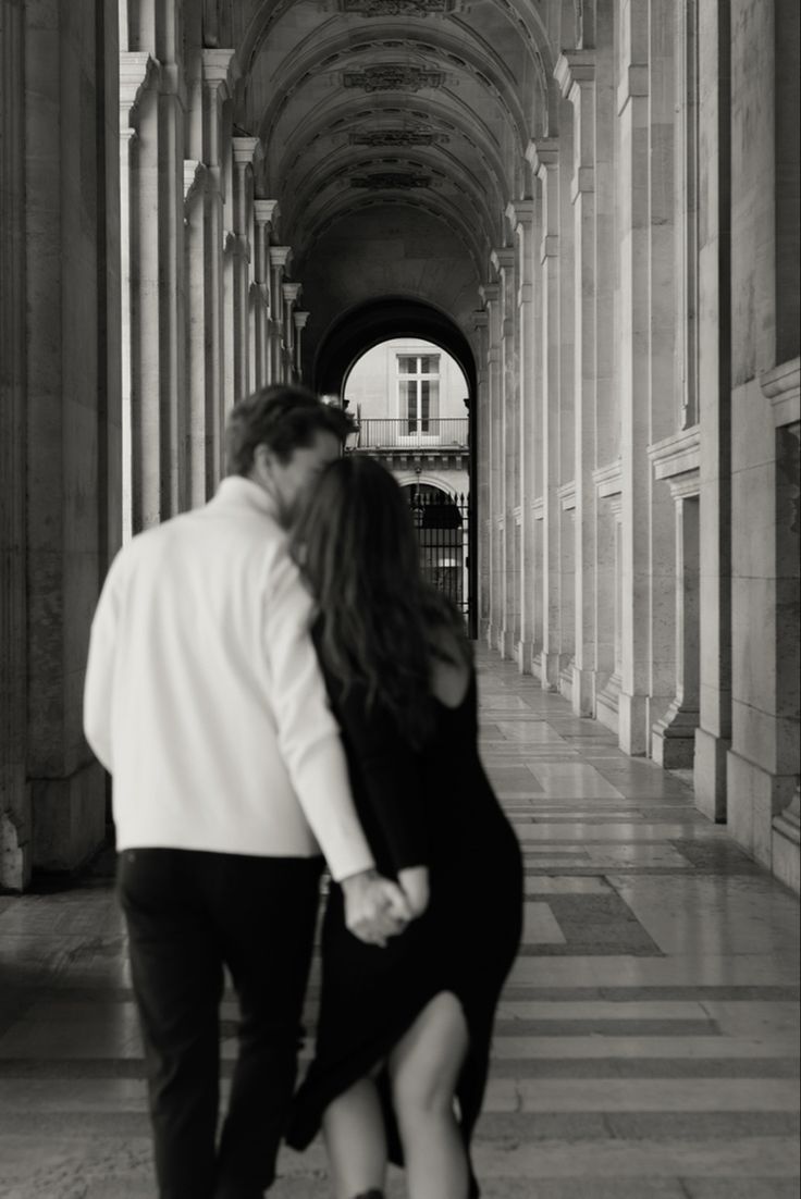 A couple walking down a beautiful archway at the Louvre in Paris, France. Couple Classy, Parisian Couple Aesthetic, Paris Photo Poses, France Photoshoot, Couple Aesthetics, Romance Inspiration, Artist Couple, French Couple, High School Couple Photoshoot