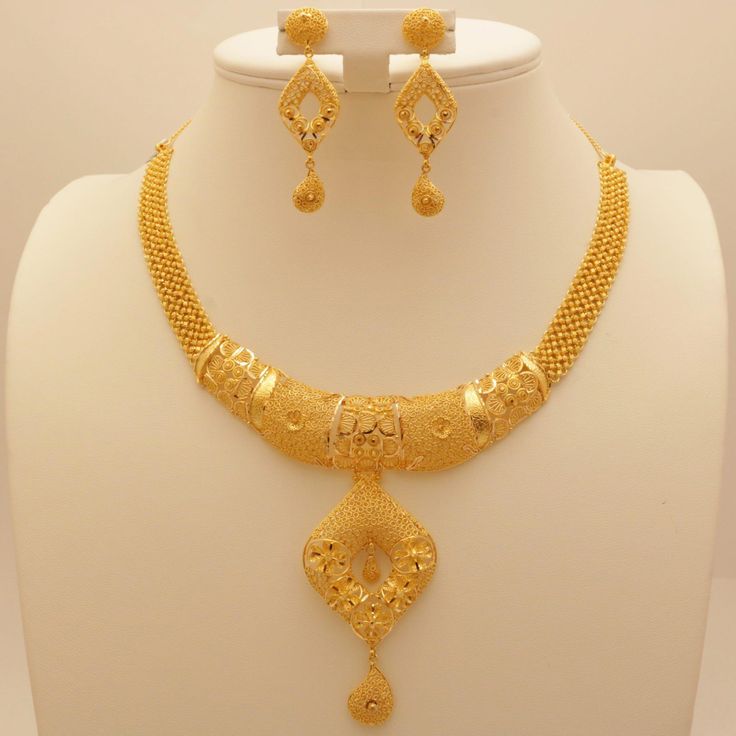 This Necklace Set is made in 22 Carat Indian Gold. All our designs are unique and manufactured to the highest quality by our skilled craftsmen. #goldjewellery Golden Jewellery, 22k Gold Necklace, Pure Gold Jewellery, Gold Bridal Necklace, Fashion Jewellery Online, Gold Mangalsutra Designs, Gold Bridal Jewellery, Gold Necklace Indian Bridal Jewelry, Gold Necklace Indian