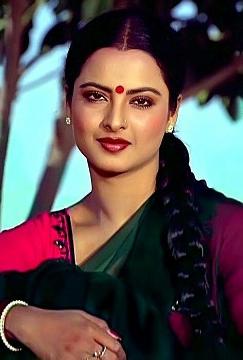 Rekha Rekha Actress, Perfect Pic, Old Film Stars, Bollywood Pictures, Bollywood Couples, Indian Woman, Vintage Bollywood, The Mystic, Bollywood Actors