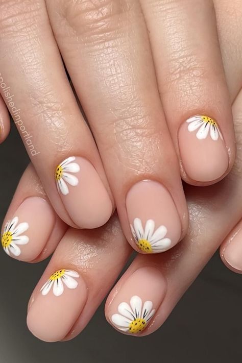 Matt Flower Nails, Matte Flower Nail Design, Short Round Flower Nails, Daisy Flower Nail Art, Short Black Nails With Flowers, Single Flower Nail Design, Ring Finger Flower Nail Design, Short Painted Nails Design, Nude With Flowers Nails