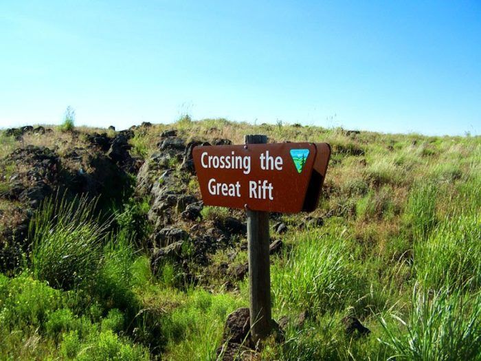 a sign on the side of a hill that says crossing the great rif with grass