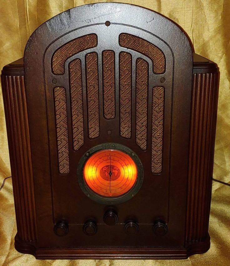 an old fashioned radio sitting on top of a table