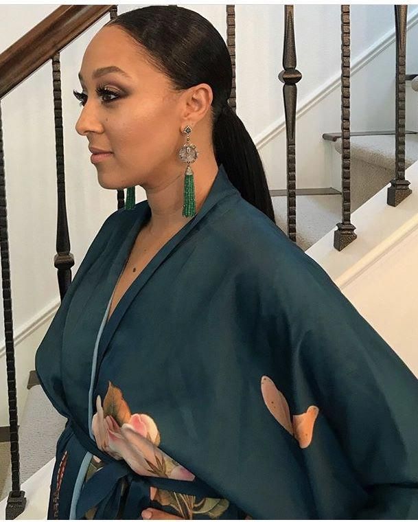 Nani #coolafricanhairstyles Tamera Mowry Hairstyles, Best African Hairstyles, Dynamic Hair, Tamara Mowry, Hair Extension Care, Tassels Earrings, Tia Mowry, Tamera Mowry, Updo Styles