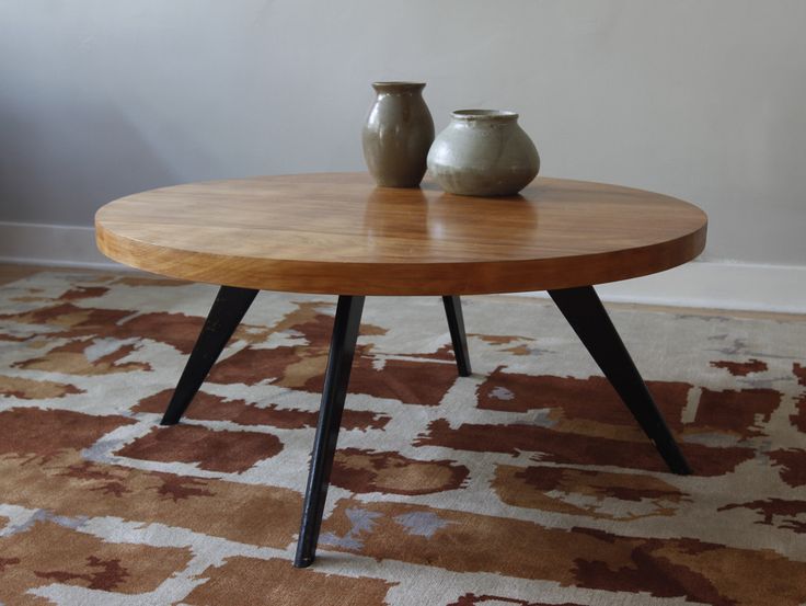 two vases sit on top of a coffee table in front of a carpeted area