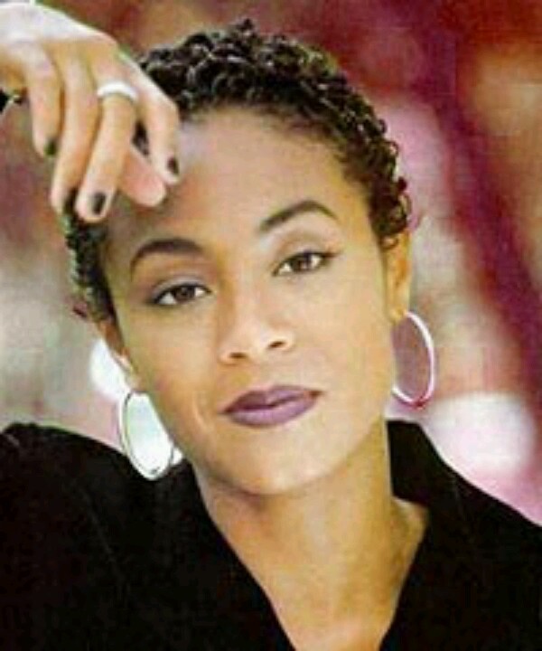 Back when Jada Pinkett Smith wore her hair short. Thinking real hard about it. Twa Hairstyles, Natural Hair Cuts, Jada Pinkett, Ethnic Hairstyles, Jada Pinkett Smith, Short Natural Hair, Big Chop, Natural Hair Inspiration, African American Hairstyles