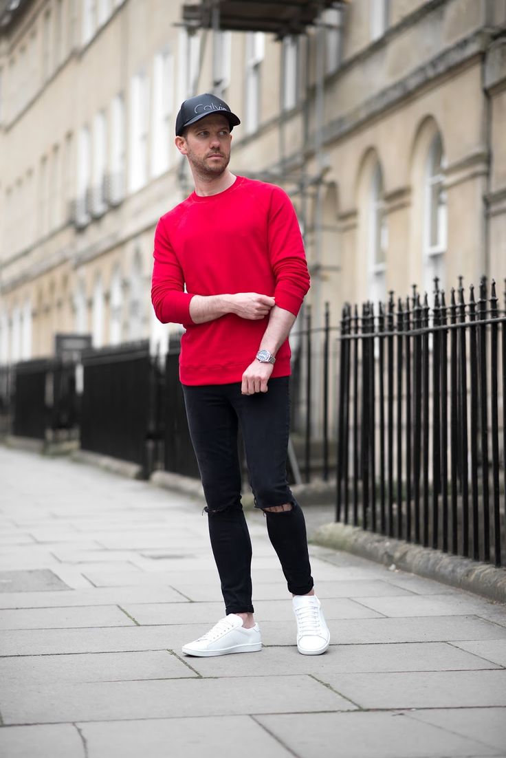 look masculino vermelho e preto tendencia 2018 Mens Red Sweater, Red Sweater Outfit, Red And White Outfits, Outfit Ideas Male, Best White Sneakers, Sweater Outfits Men, White Sneakers Outfit, Red And Black Outfits, Neon Top