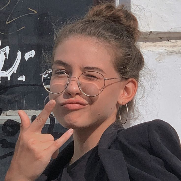 Girl With Eyeglasses Aesthetic, Cute Glasses Aesthetic, Interesting Glasses, Glasses Women Fashion Eyeglasses, Billie Eilish Ocean Eyes, Wire Glasses, Wire Rimmed Glasses, Cute Glasses Frames, Bangs And Glasses