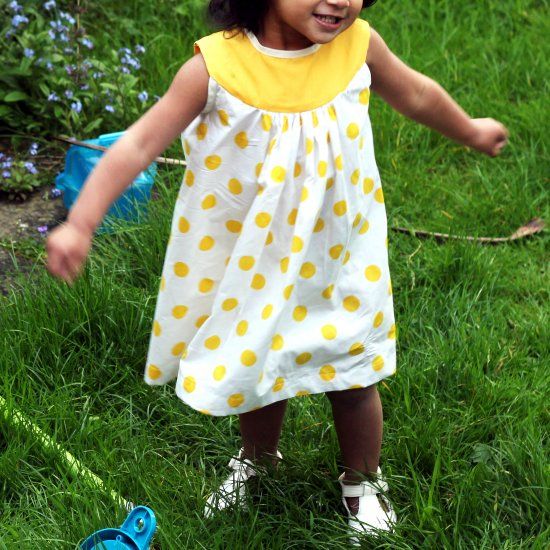 Free Pattern with full step by step instructions Peasant Dress Patterns, Baby Dress Tutorials, Simple Long Sleeve Dress, Sundress Pattern, Girls Clothes Patterns, Kids Clothes Patterns, Yoke Dress, Sewing Kids Clothes, Diy Baby Clothes