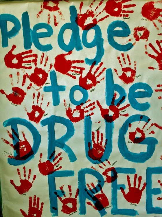 drug free poster Red Ribbon Week Poster Ideas High School, Poster Challenge, Free Posters, Red Ribbon Week, Fall Games, School Poster, Door Decorations Classroom, Free Poster, School Posters