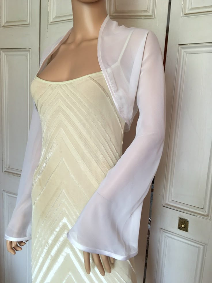 This is a beautiful hand made white chiffon shrug with long FLARED sleeves ideal for weddings or special occasions. It can also be worn with casual wear. It has a silver edging. It can be made in any size from 8 to 24 (UK sizes). It is made in the UK. It is normally sent out to you within 5 days, but I am very happy to make your order a priority if you need it urgently. Just let me know the date needed by. Postage is free in the UK! International postage is £9. I am happy to exchange items or re Dress Covers Shoulder, Dress Cover Up Formal Jacket, White Fitted Dress With Open Front, Elegant Open Front Summer Shrug, Elegant Fitted Summer Shrug, Elegant Fitted Shrug For Parties, White Fitted Evening Shrug, Fitted Shrug For Summer Wedding, White Fitted Shrug For Evening