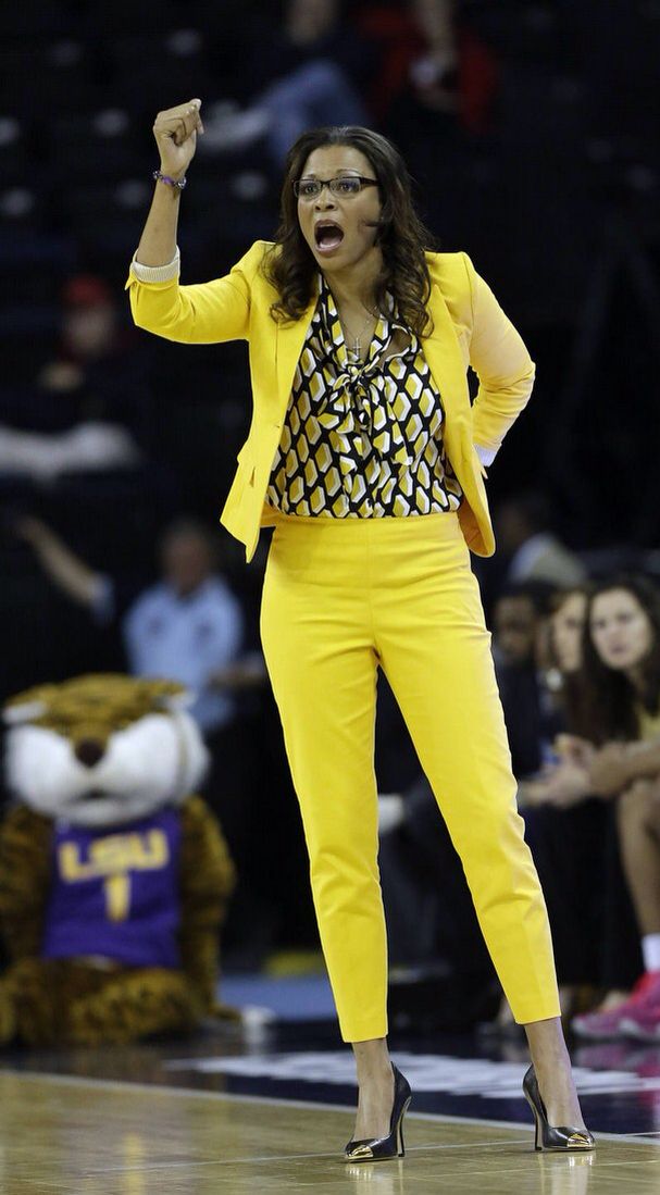 Womens Basketball Coaching Outfits, Women’s Basketball Coach Outfits, Womens Coaching Outfits, Coaching Outfits Basketball, Basketball Coach Outfit Women, Basketball Coach Outfit, Female Basketball, Game Day Fashion, Coach Outfits