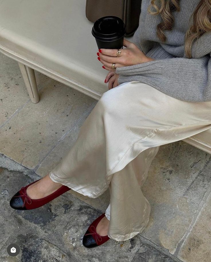 Instagram: @softgoatcashmere - Cinnamon Spark Silk Trousers Outfit Classy, Silky Trousers Outfit, Cream Satin Pants Outfit, How To Style Satin Pants, Light Pants Outfit, Silk Pants Outfit Classy, Silk Pants Outfit Street Styles, Silky Pants Outfit, Silk Trousers Outfit