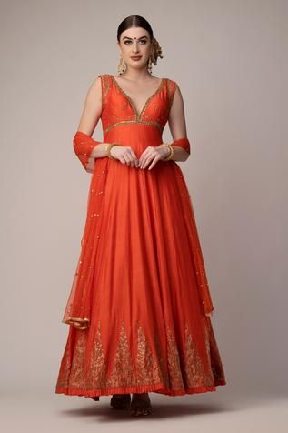 Orange chanderi sleeveless anarkali with temple border detailing. Paired with embroidered dupatta. Sleeveless Anarkali, V Neck Anarkali, Chanderi Anarkali, Anarkali With Dupatta, Sangeet Night, Ridhi Mehra, Lehenga Designs Simple, Anarkali Dresses, Embroidered Dupatta