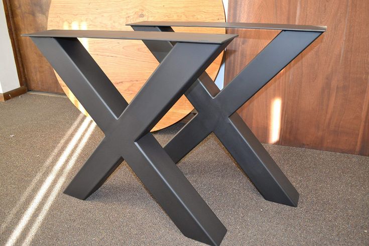 a black table sitting on top of a carpeted floor