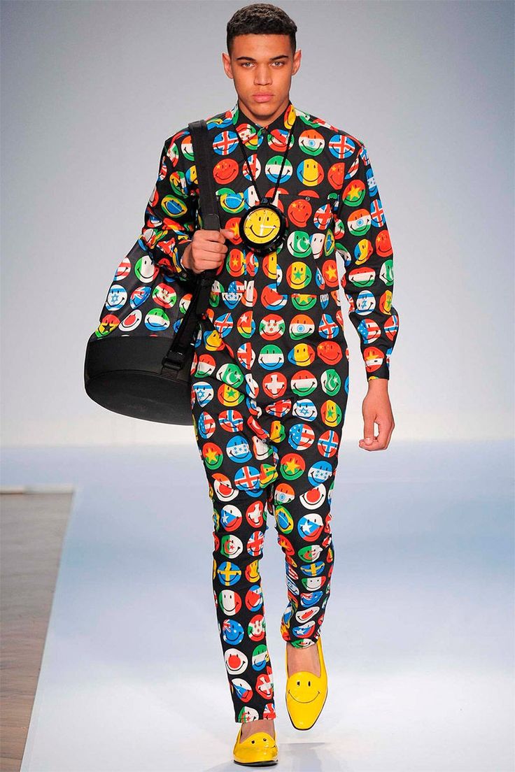 Vivid Iconography Runways : Moschino Black Male Models, Pop Art Fashion, Bloc Party, 2015 Fashion Trends, Moschino Men, Gay Fashion, Jeremy Scott, Funky Fashion, Spring Summer 2015