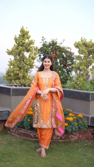 Suit Designs For Newly Married, Pajami Suits Design, Pakistani Handwork Suits, Suit Work Design Punjabi, Punjabi Outfits Wedding, Boutique Suits Embroidery, Punjabi Suits For Wedding, Punjabi Fashion Suits Boutiques, Punjabi Wedding Suit