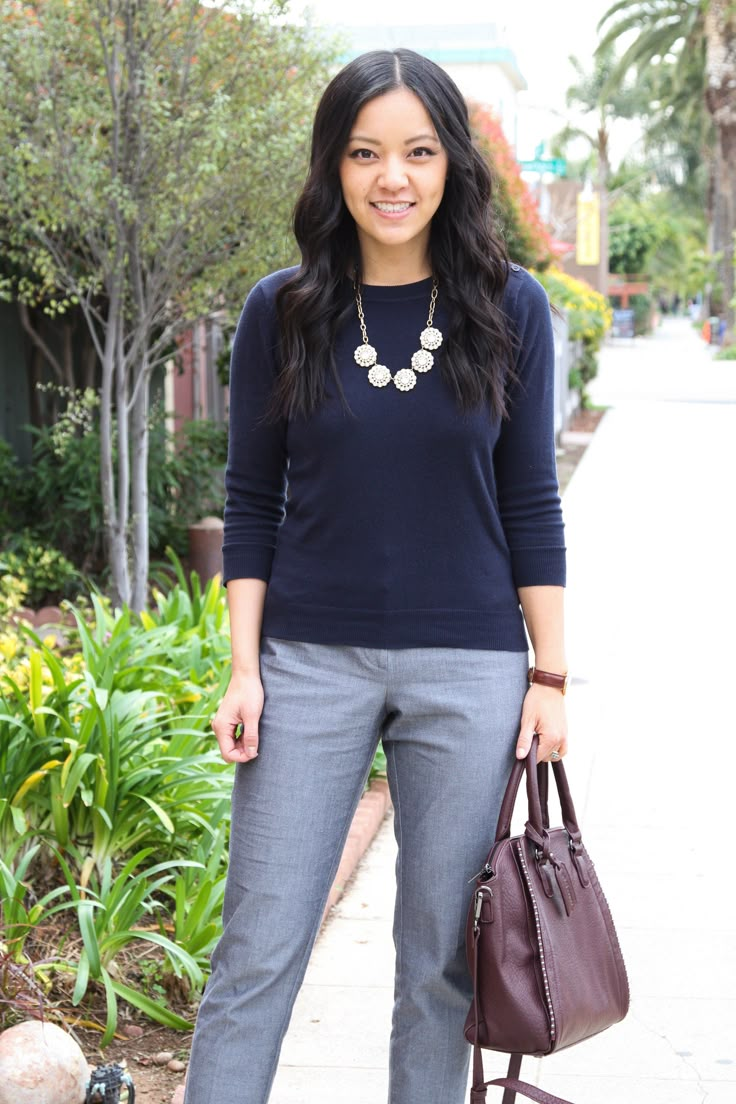 Business Casual: Navy Sweater + Grey slacks + Maroon tote + statement necklace Sweater Pants Outfit, Navy Sweater Outfit, Business Casual Sweater, Grey Pants Outfit, Business Casual Women, Fall Fashion Skirts, Grey Slacks, Fashion Gal, Navy Sweater