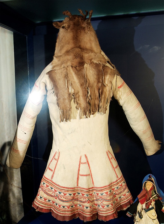 Innu hunters use to wear caribou skin coats decorated with motifs that represented a symbolic map of the spirit world American Indian Clothing, Native Artwork, Labrador Canada, Hunt Coat, Native Beading Patterns, Plains Indians, Native Beading, Leather Hides, Spirit World