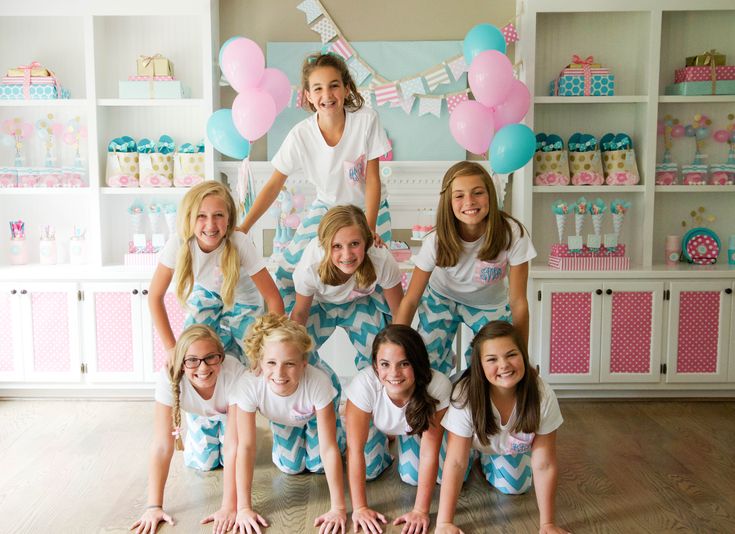 Slumber party teens Girls Sleepover Ideas, Party Ideas Sleepover, Slumber Birthday Party, Ideas Sleepover, Photo Shoot Birthday, Sleepover Party Ideas, Slumber Party Ideas, Diy Favors, Party Sleepover