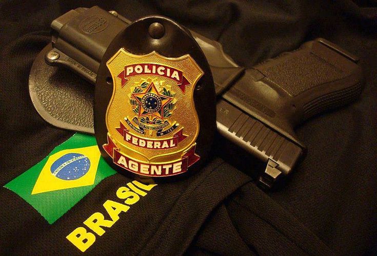 Distintivo de Agente Federal, e armamento p adrão da PF: pistola Glock 9mm. Police Officer Crafts, Law Enforcement Badges, Police Badge, Iphone Wallpaper Girly, New Years Eve Party, Police Department, Mustard Bottle, Wallpaper Pc, Tactical Gear