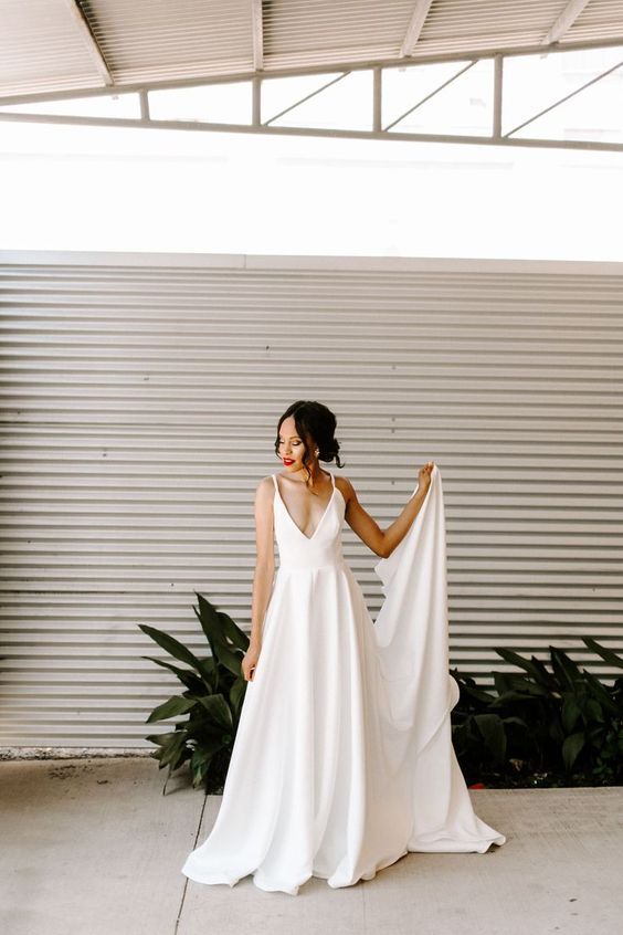 Noiva com pegada minimalista e batom vermelho | Vestidos de noiva minimalistas, Vestido de casamento minimalista, Vestido de casamento moderno