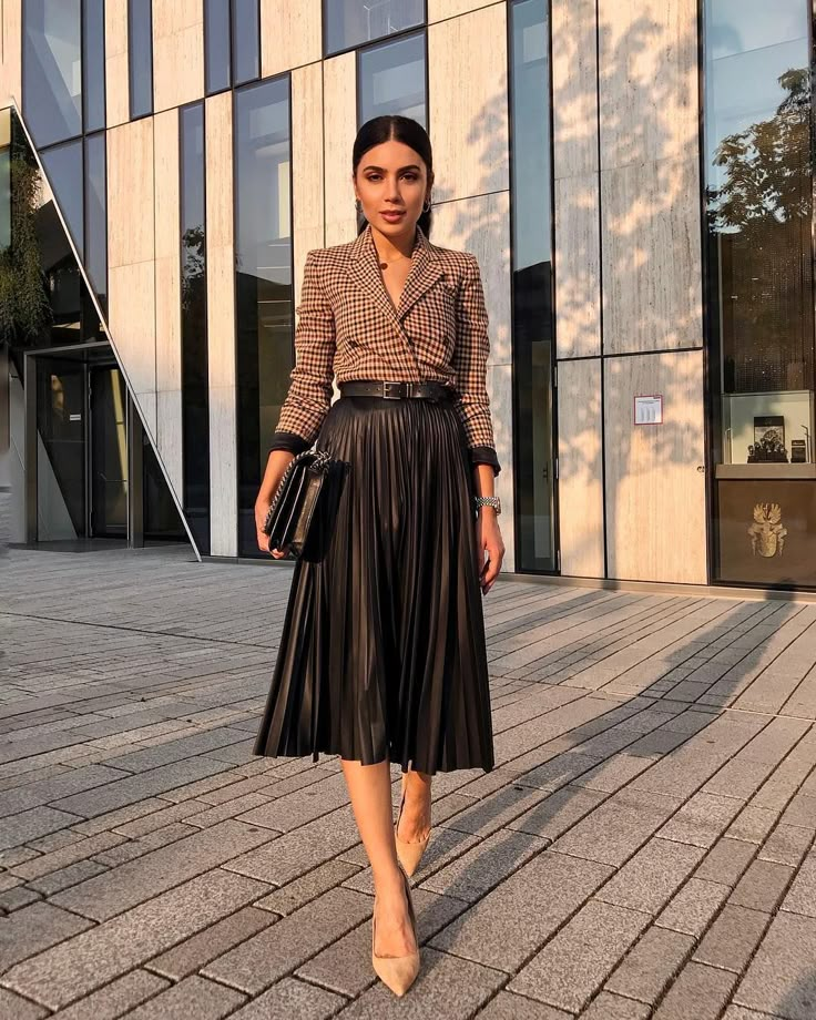 How to Wear Black Midi Skirts? 21 Outfit Ideas &Styling Tips | Midi skirt  outfit, Black midi skirt outfit, Skirt fashion