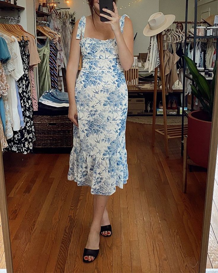 Blue Floral Smocked Print Ruffle Hem Edged Sleveless Midi Dress Senior Pictures Ideas, Blue Floral Midi Dress, Skirt Ruffle, Trumpet Skirt, Bodice Dress, Dress With Ruffles, Dress Fitted, Tiered Midi Dress, Body Con Dress