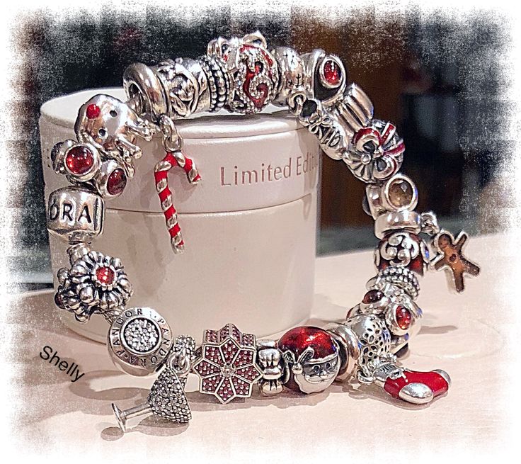 Pandora Red Christmas Bracelet 2017 Red Pandora Bracelet, Pandora Christmas Charms, Pandora Christmas, Pandora Bracelet Charms Ideas, Charm Bracelets For Girls, Pandora Red, Pandora Bracelet Designs, Pandora Collection, Pandora Jewelry Charms