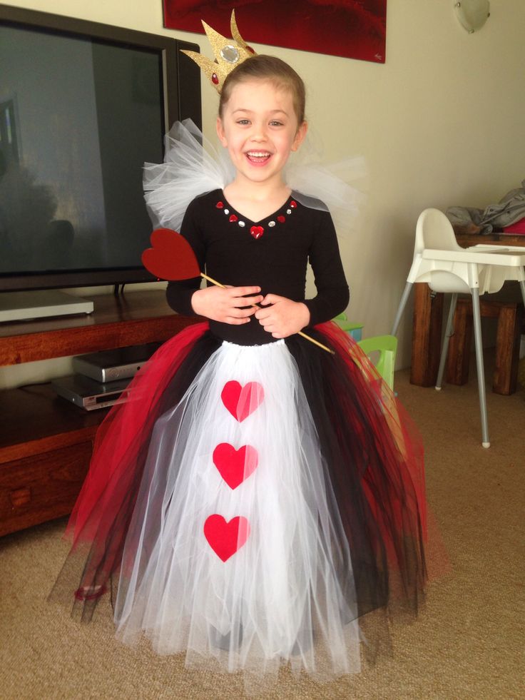 No sew queen of Hearts costume                                                                                                                                                                                 More Queen Of Hearts Costume Diy, Queen Of Hearts Halloween Costume, Queen Of Hearts Halloween, Heart Costume, Queen Of Hearts Costume, Diy Costumes Kids, Book Week Costume, Wonderland Costumes, Queen Costume