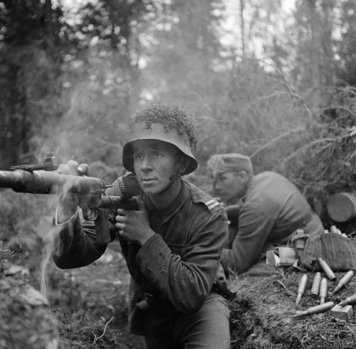 German Soldiers Ww2, German Army, Anti Tank Rifle, Ww2 Pictures ...