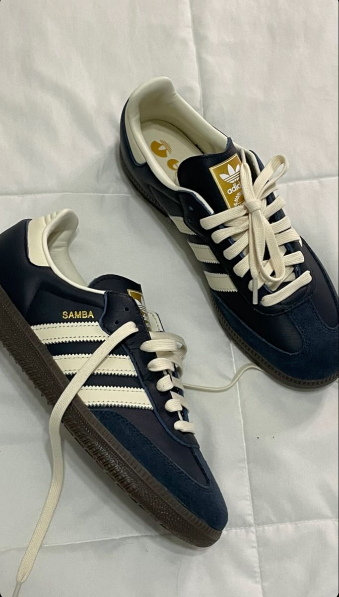 Adidas samba Night Navy / Cream Looks Adidas, Adidas Samba Outfit, Stile Hijab, Samba Outfit, Dr Shoes, Shoe Wishlist, Hype Shoes, Aesthetic Shoes, Shoe Inspo