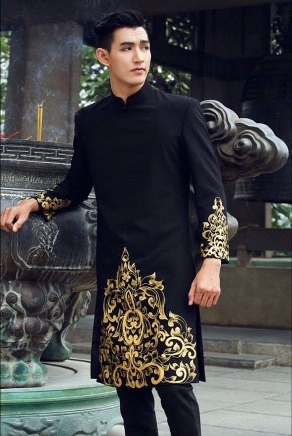 Brand New High Quality Hand Painted Vietnamese Ao Dai for Men (NO PANTS). Free Fast Priority shipping (1-3 days delivery) via USPS. Size Shoulders Chest 4415.5in/39cm36in/91cm 4616.0in/41cm38in/97cm 4817.0in/43cm40in/102cm 5018.0in/46cm42in/107cm 5219.0in/48cm44in/112cm 5420.0in/51cm46in/117cm 5621.0in/53cm48in/122cm 5821.5in/55cm49in/124cm 6022.0in/56cm50in/127cm Please provide Chest measurement when placing your order so we can ensure the best fit for you. Please note: Almost all Ao Dai have s Fitted Black Kurta With Stand Collar, Royal Long Sleeve Fitted Kurta, Black Ao Dai, Vietnamese Design, Men Ao Dai, Ao Dai Men, Traditional Long Dress, Vietnam Lotus, Cultural Outfits