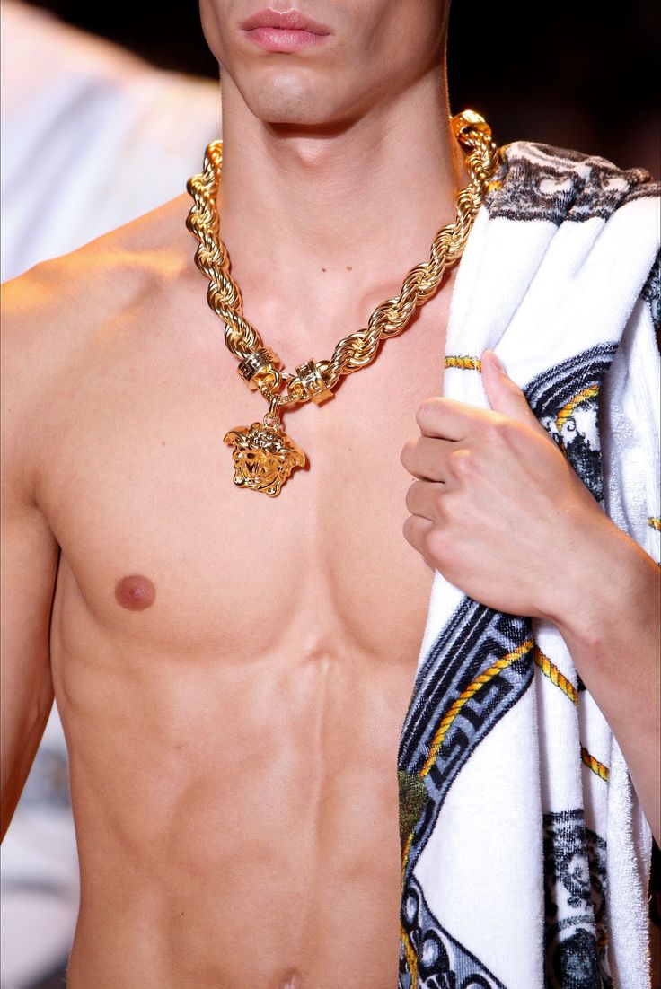 Versace menswear s/s 2015 Versace Necklace, Versace Chain, Versace Fashion, Gold Chain Design, Versace Jewelry, Gold Chains For Men, Mens Chain Necklace, Gianni Versace, Versace Men