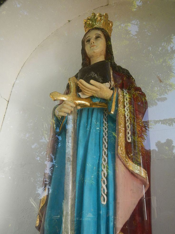 a statue of the virgin mary holding a child in her arms and wearing a crown