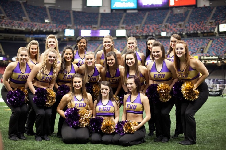 the cheerleaders are posing for a team photo