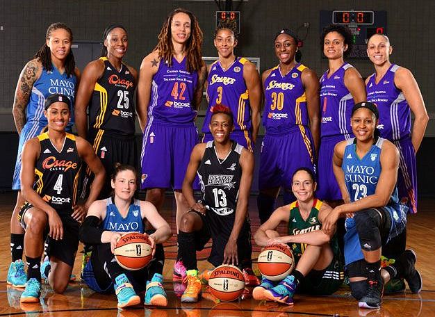 the women's basketball team is posing for a photo