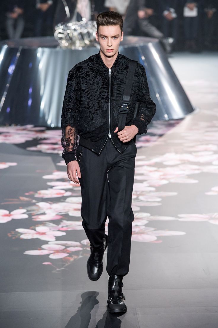 Dior Men Pre-Fall 2019 Collection - Vogue Dior Menswear, Men's Fall Fashion, Dior Outfit, Runway Men, Men Runway, Mens Fashion Swag, Mens Fashion Winter, Mens Fashion Ideas, Mens Fashion Business Casual