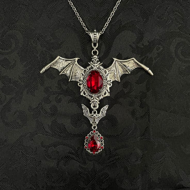 Vampiric Jewelry, Vampire Jewelry Aesthetic, Collares Dark, Victorian Goth Vampire, Vampire Accessories, Dark Accessories, Vampire Stuff, Vampire Necklace, Vampire Jewelry