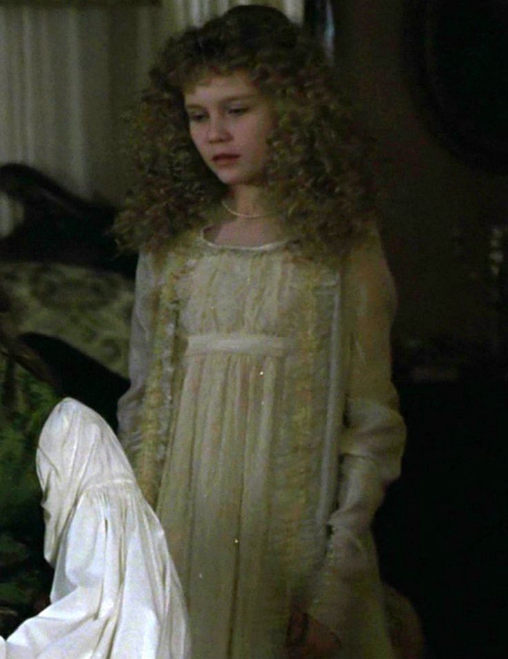 Claudia Interview with the Vampire costume | Claudia's gorgeous nightdress in… Interview With A Vampire Claudia, Claudia Interview With The Vampire, Ann Rice, Interview With The Vampire 1994, Vampire Photo, Lestat Louis, Lestat And Louis, Sandy Powell, Vampire Dress