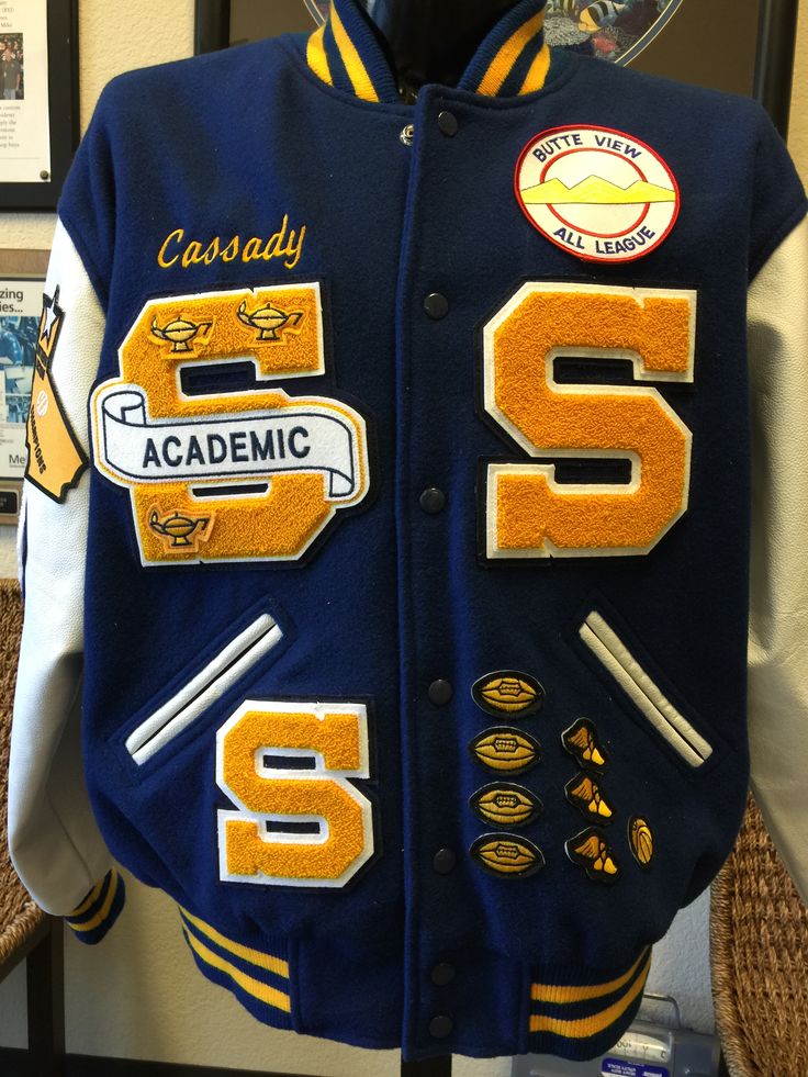 High School Letterman Jacket, Letterman Jacket Ideas, Old School Jackets, Letterman Jacket Patches, Senior Jackets, Varsity Jacket Outfit, School Jacket, Jacket Varsity, Jacket Ideas