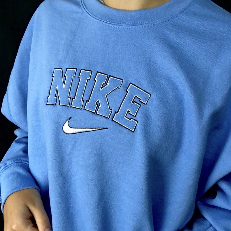 Light Blue Crewneck Blue Crewneck Outfit, Crewneck Outfit Aesthetic, Nike Crewnecks, Sweatshirt Embroidery Ideas, Crewneck Outfits, Stereo Hearts, Y2k Crewneck, Light Blue Crewneck, Crewneck Outfit