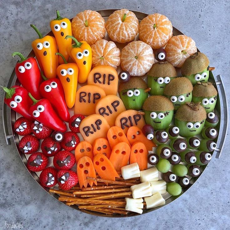 Amazing Halloween fruit platter 🎃 👻 by @foodbites. Tag a friend! Halloween Veggie Tray, Halloween Fingerfood, Snack Halloween, Smoothie Kale, Halloween Platter, Halloween Themed Snacks, Menu Halloween, Dessert Halloween, Recetas Halloween